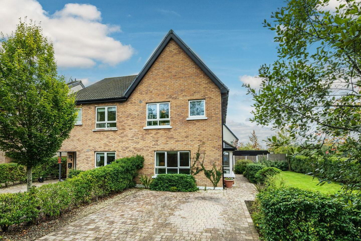 7 Oaktree Park 3 of 53