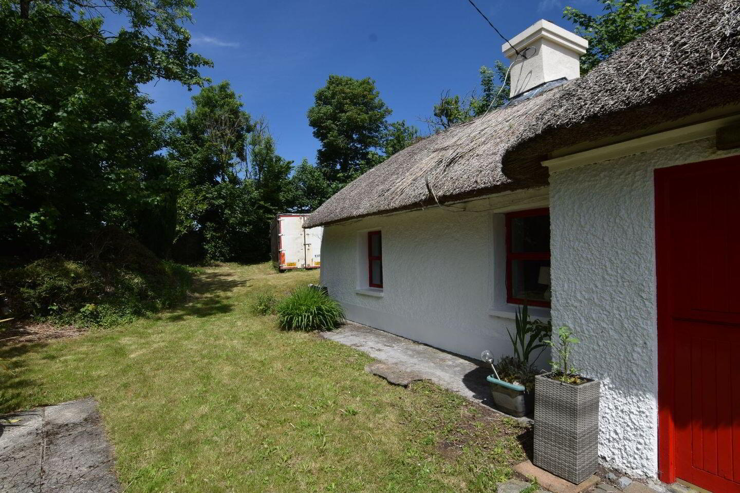 Rose Thatch Cottage 3 of 32