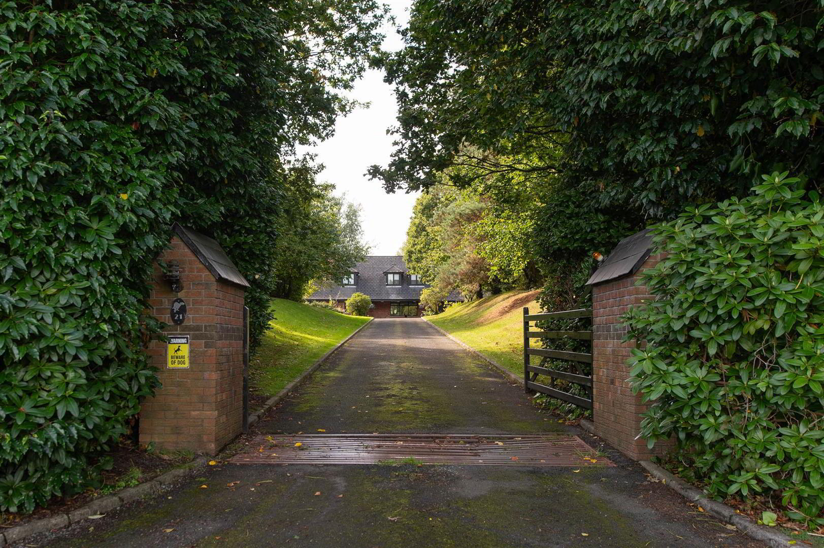 21 Broomhill Road 3 of 76