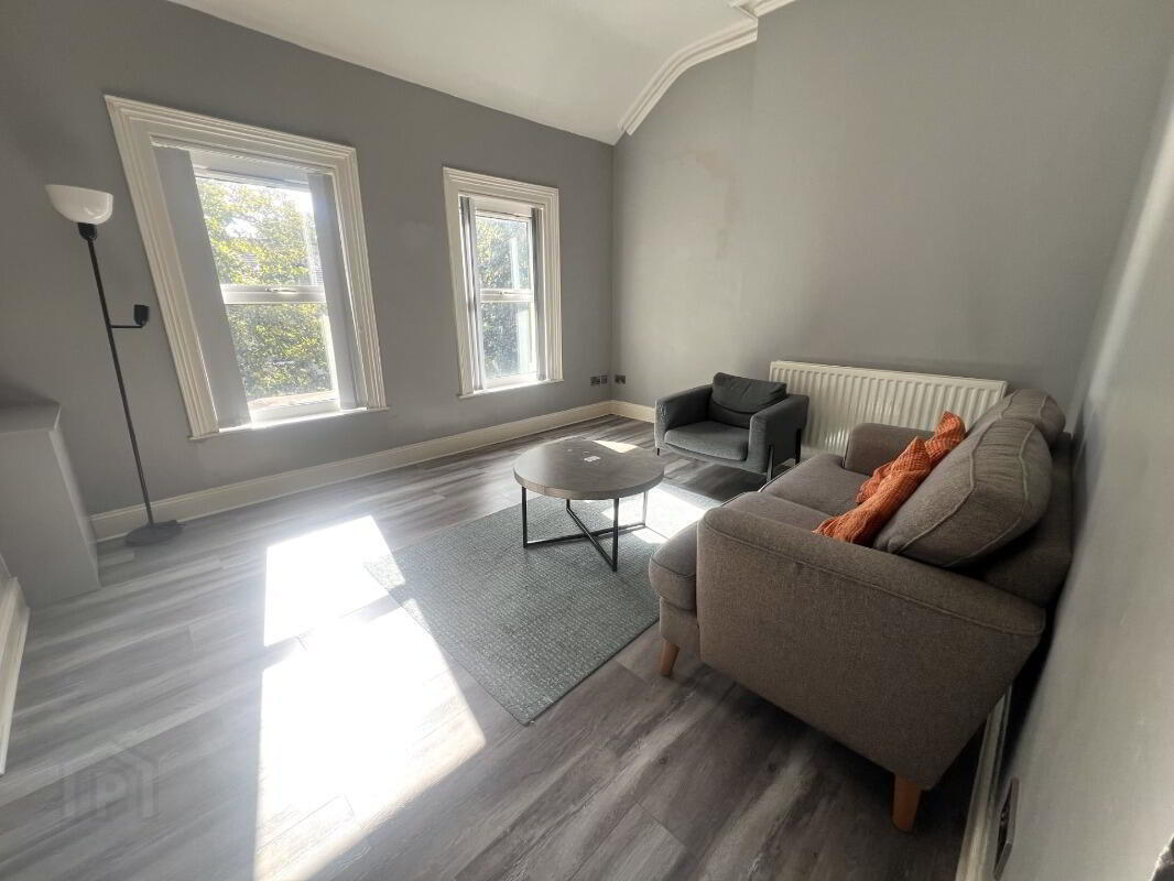 Apt 5, 29 Wellington Park 3 of 6