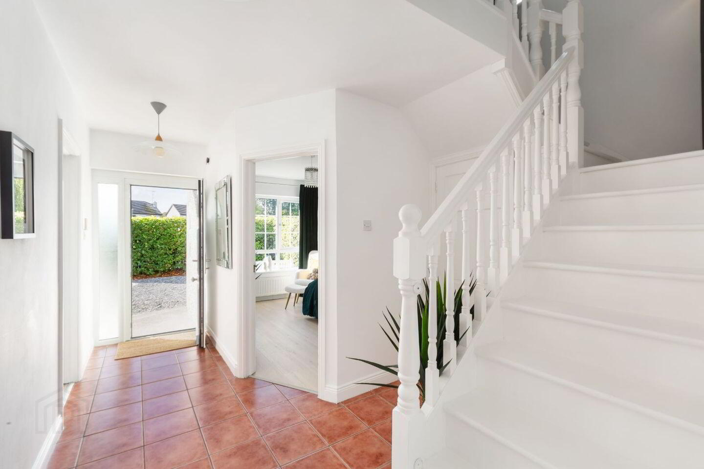 19 Rossana Close 2 of 18