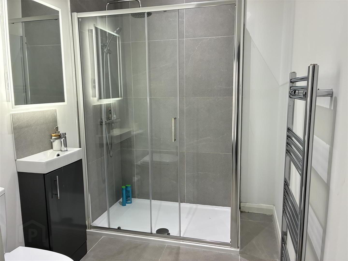 Apt, 4 Eglantine Avenue 8 of 8