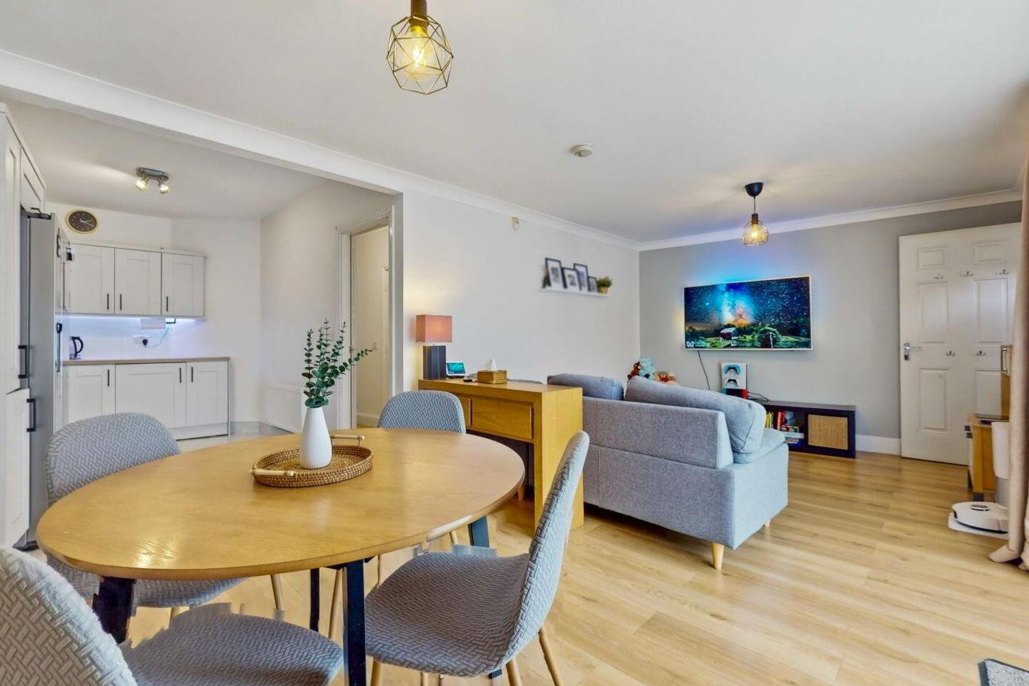 38 Holywell Crescent North 3 of 14