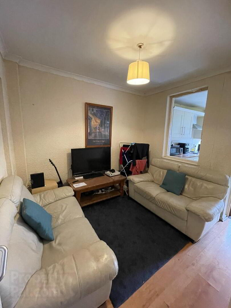 6 St Ives Gardens 3 of 11