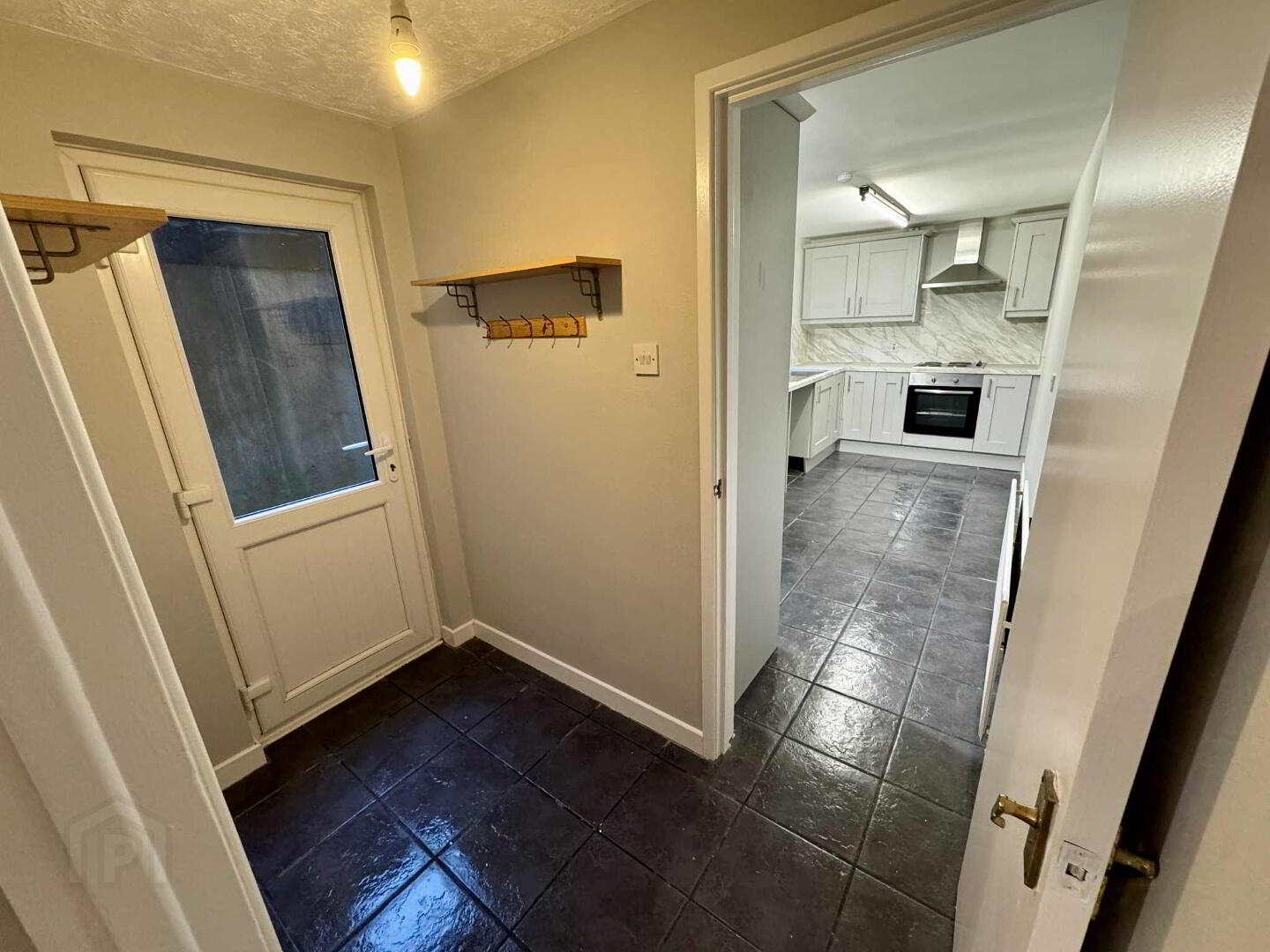 32 Lower Waterloo Road 7 of 16