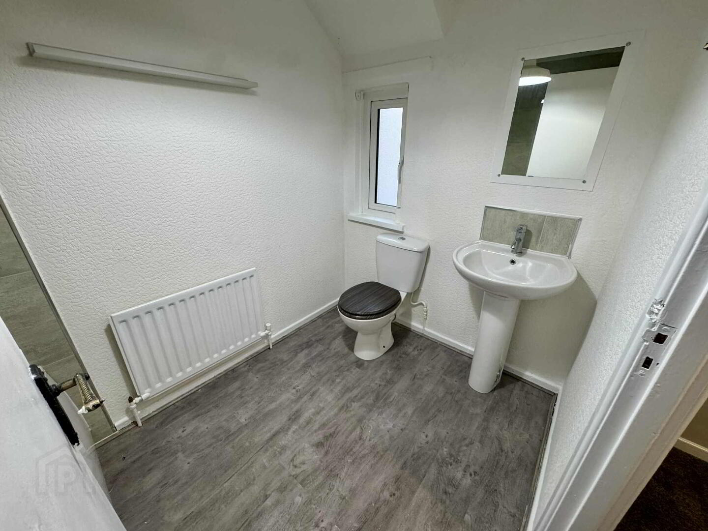 32 Lower Waterloo Road 11 of 16