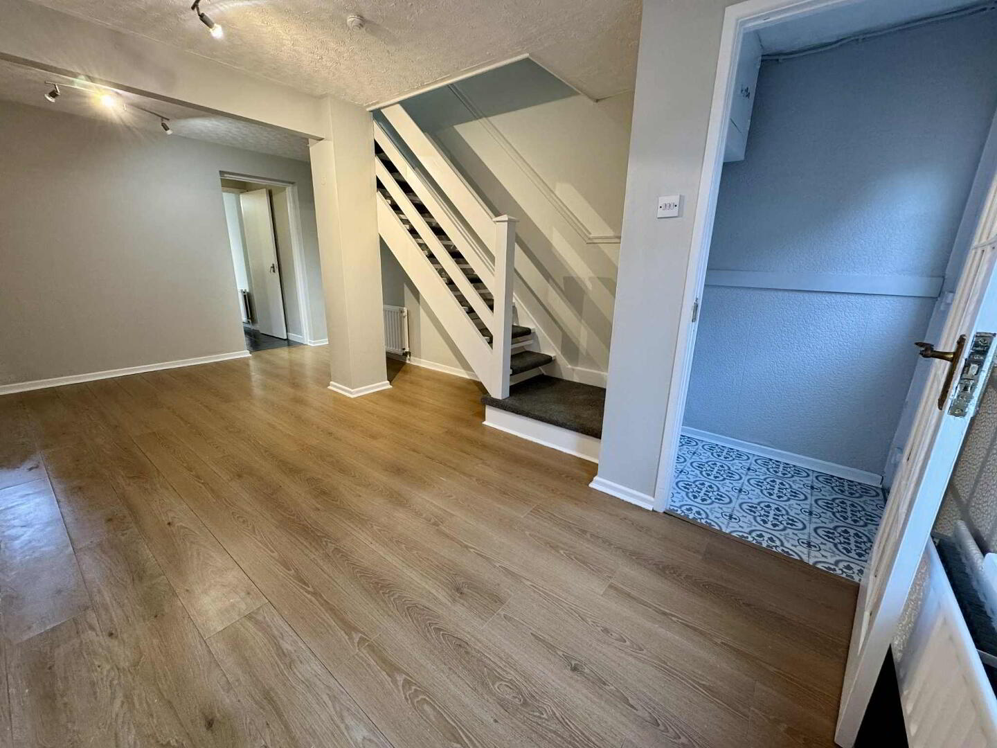 32 Lower Waterloo Road 5 of 16