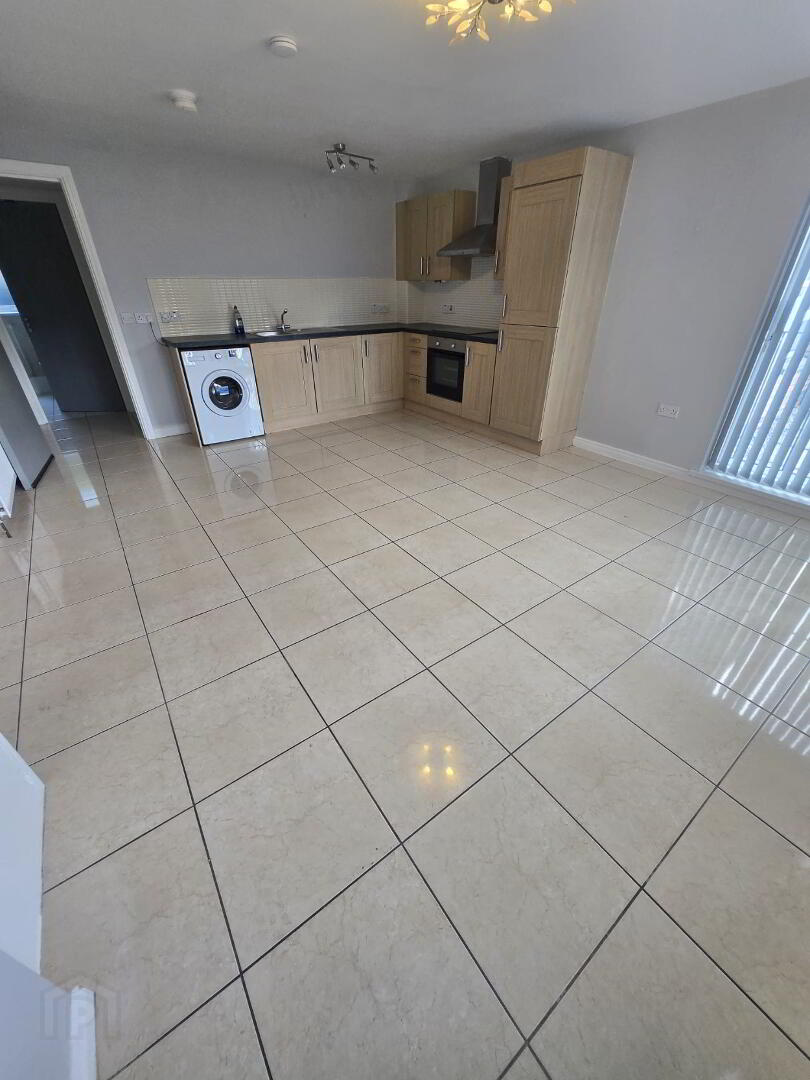 5 Meadowfields Close 4 of 8