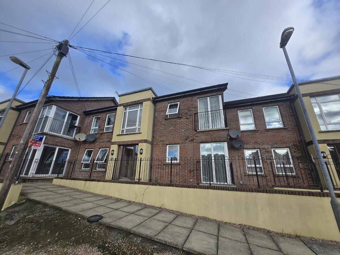 5 Meadowfields Close 1 of 8