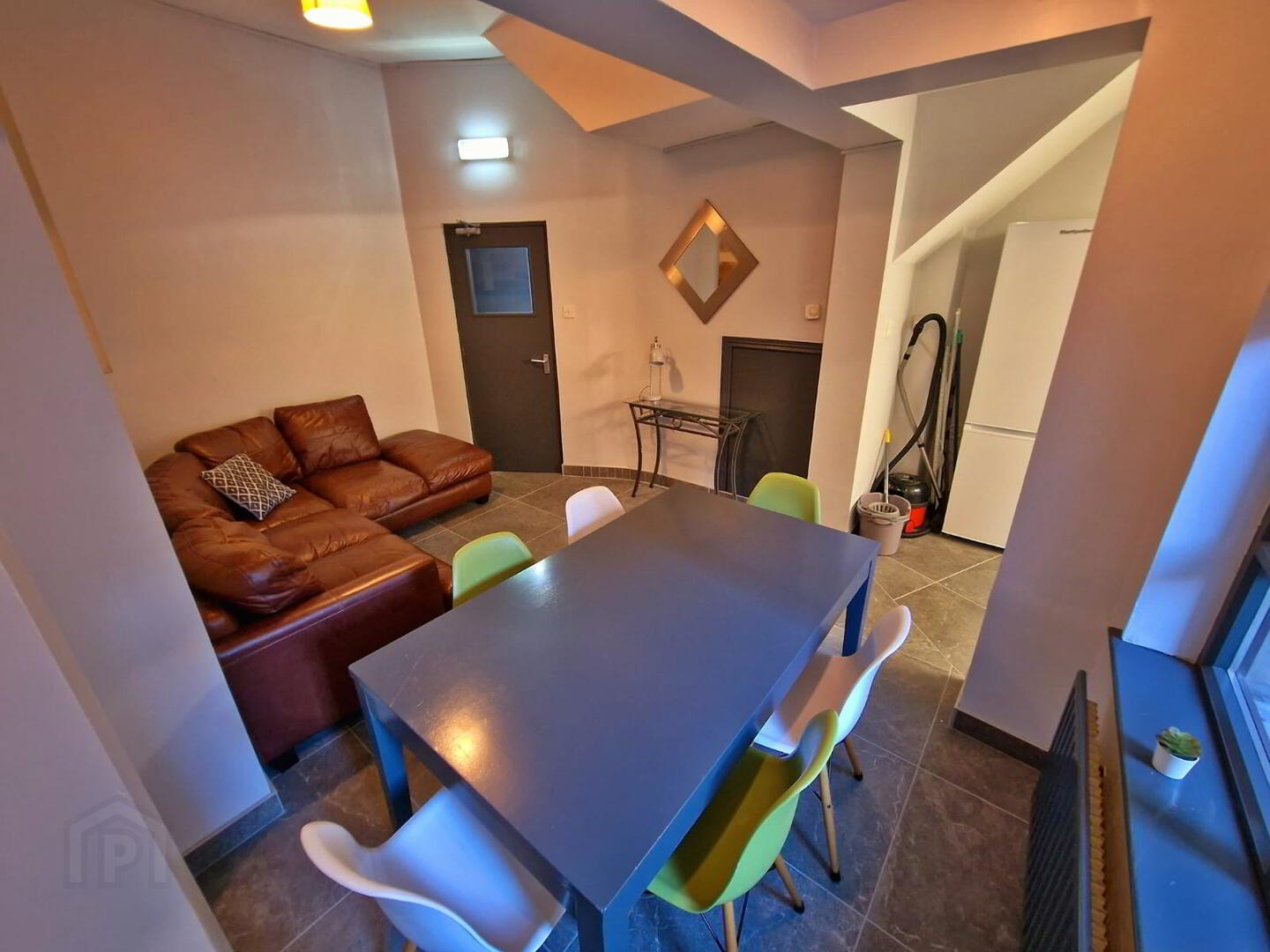 Room 5, 55 Cromwell Road 7 of 22