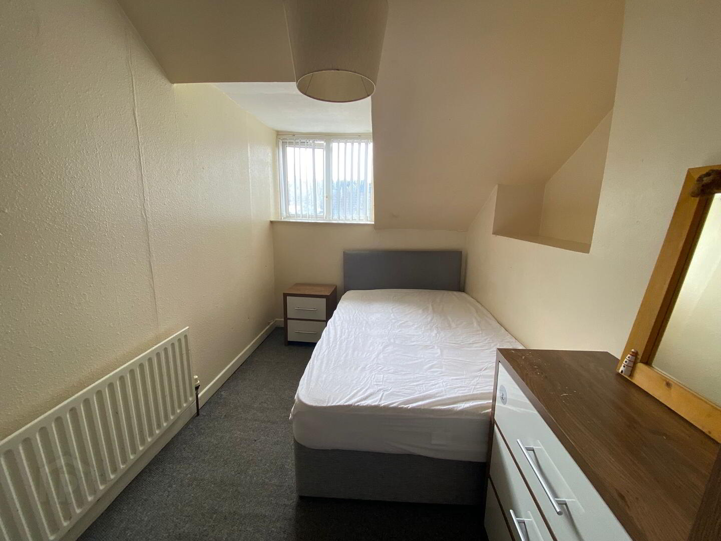 Camden Street, Room 6 8 of 17