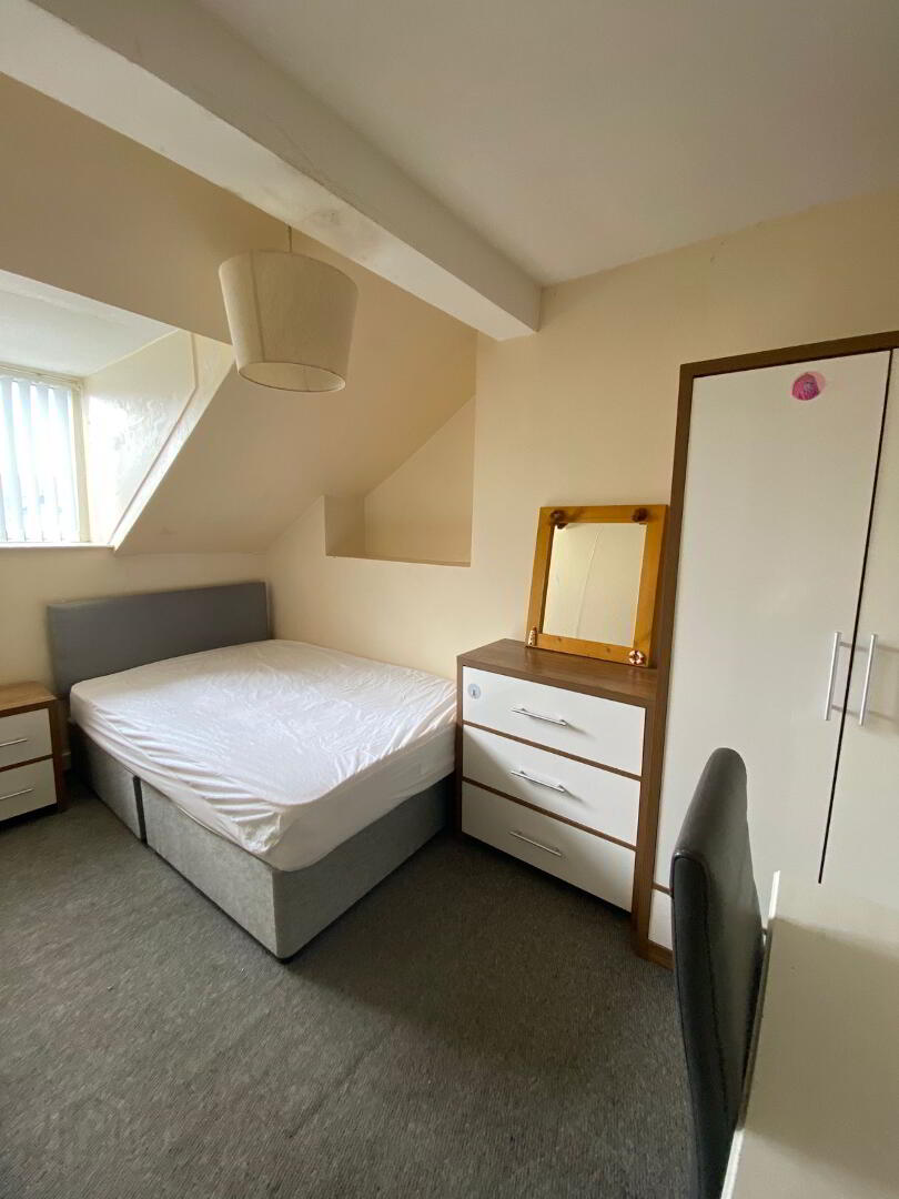 Camden Street, Room 6 9 of 17