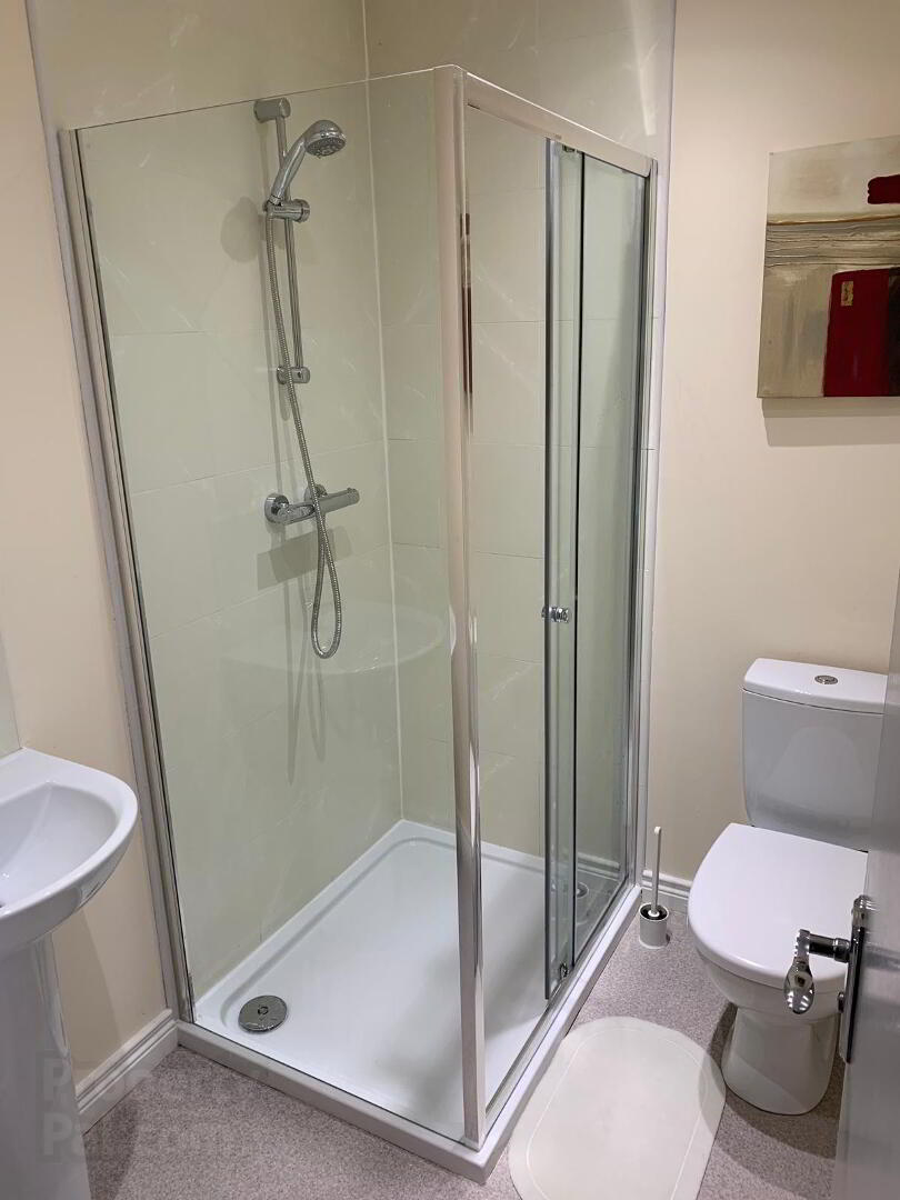 En-Suite Room 5, 18 C Brookvale Ave