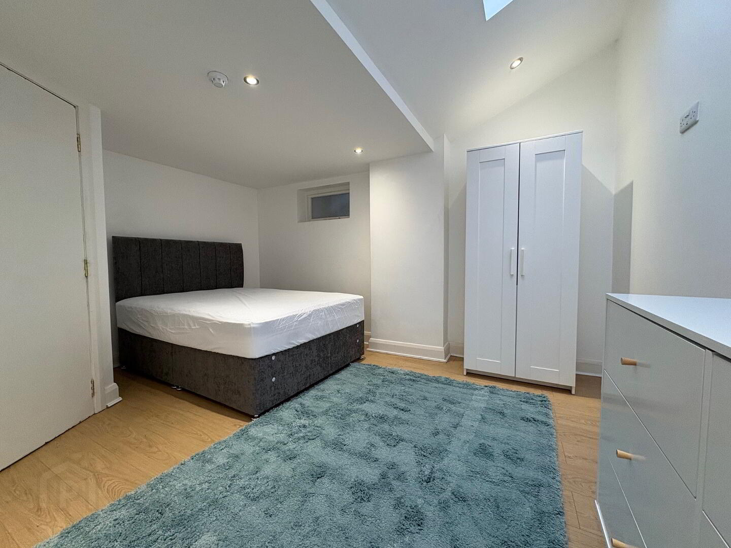 Apt 1 43 Cromwell Road 4 of 14