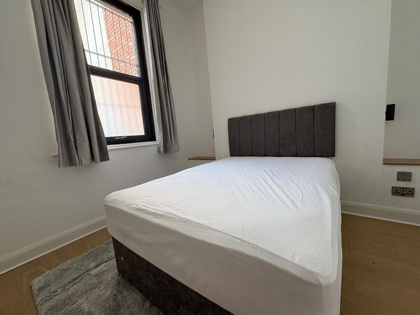 Apt 1 43 Cromwell Road 7 of 14