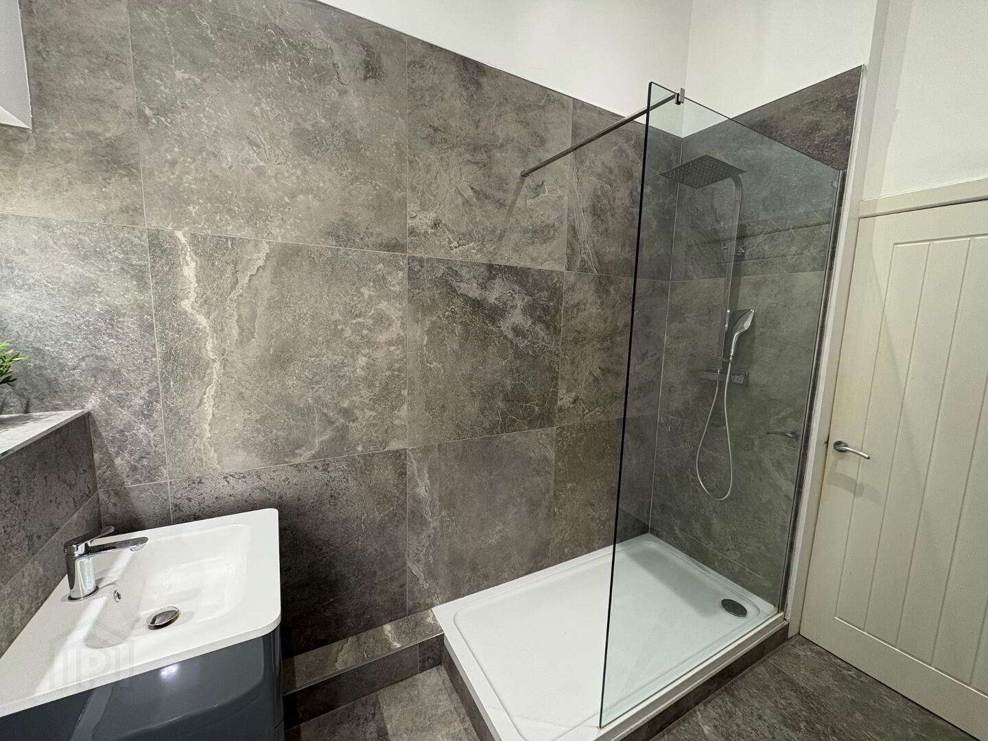 Apt 1 43 Cromwell Road 9 of 14