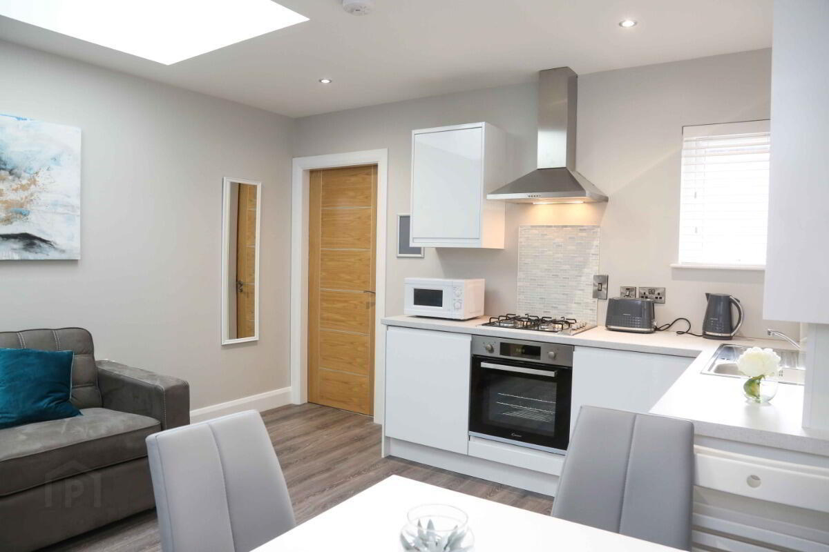Apt 3, 61 Eglantine Avenue 4 of 11