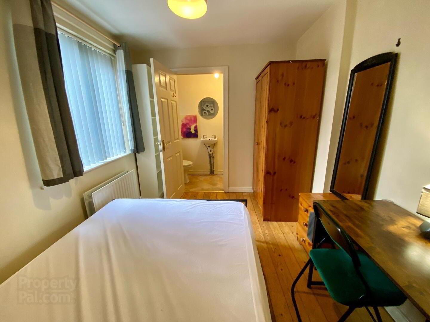 Donegall Road, Ensuite Room 2 7 of 11