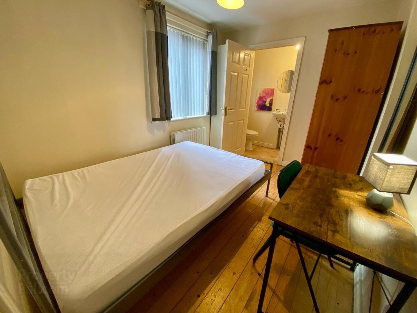 Donegall Road, Ensuite Room 2 9 of 11