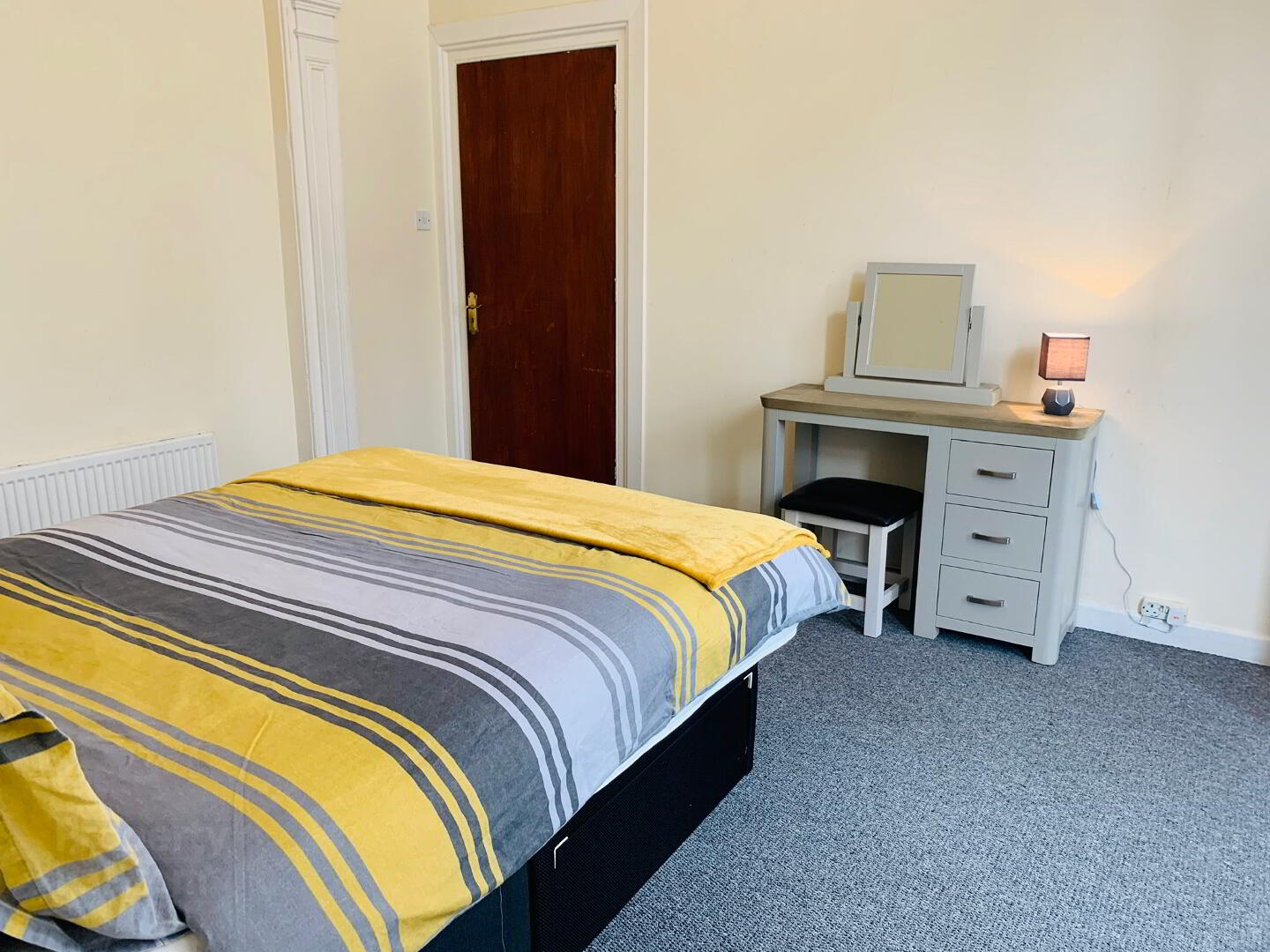 Camden Street, Room 1 7 of 12