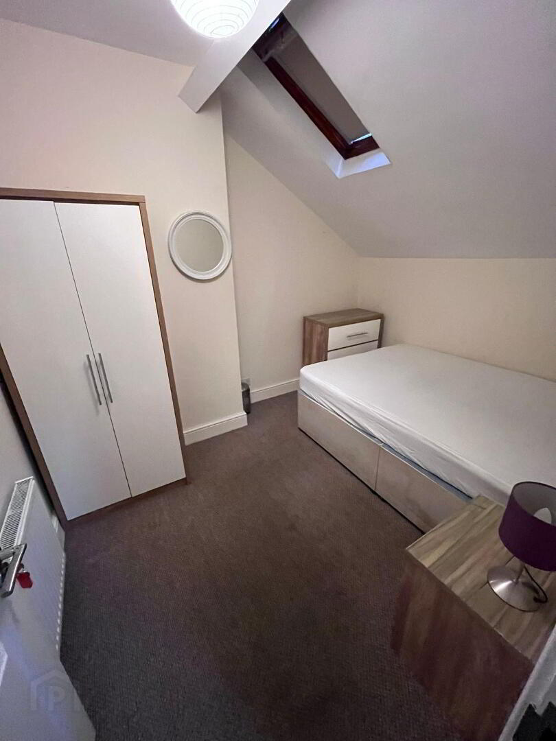 Tates Avenue, Room 5 7 of 10