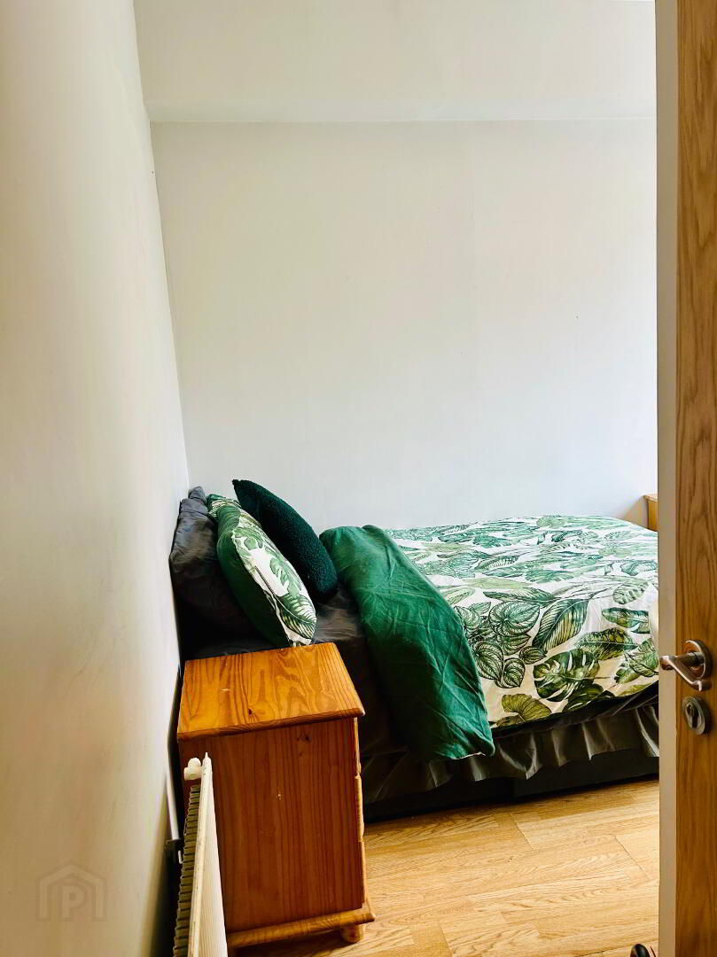 Westminster Street, Room 1 10 of 12