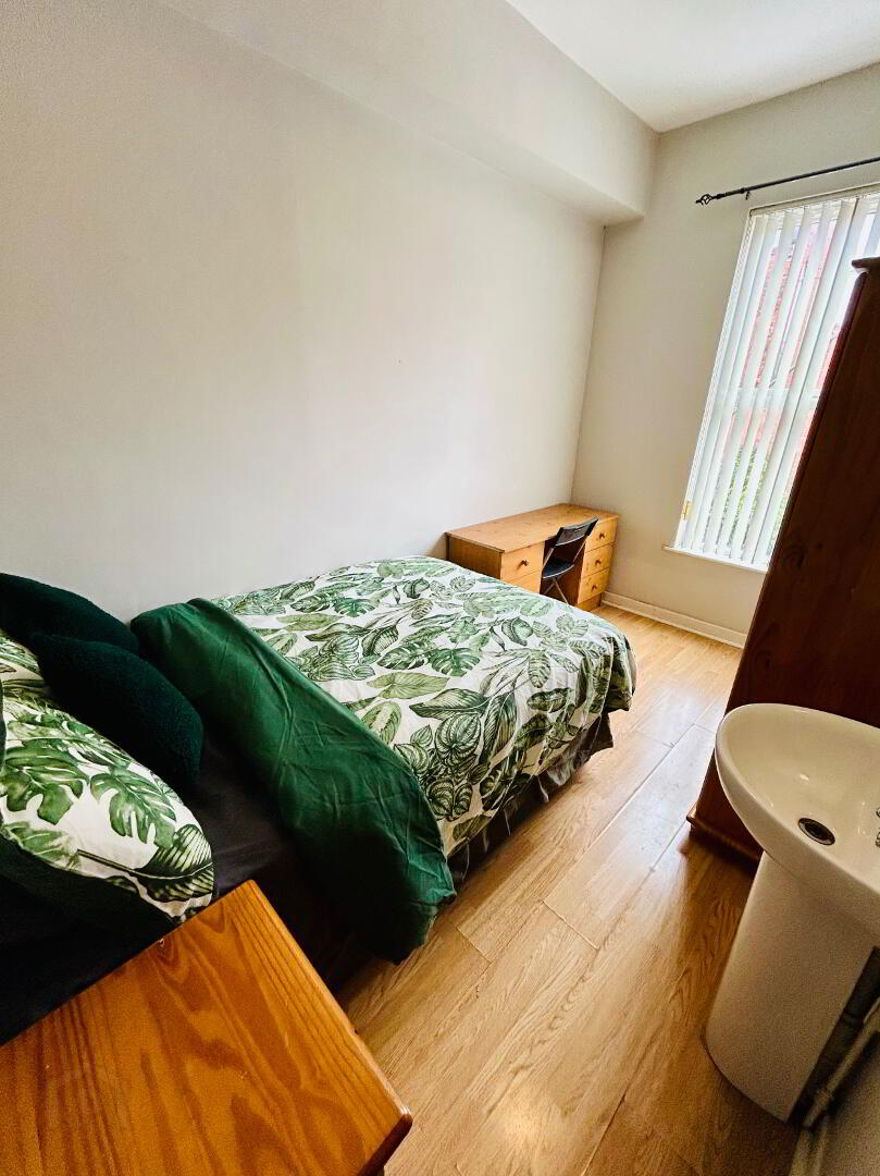 Westminster Street, Room 1 8 of 12