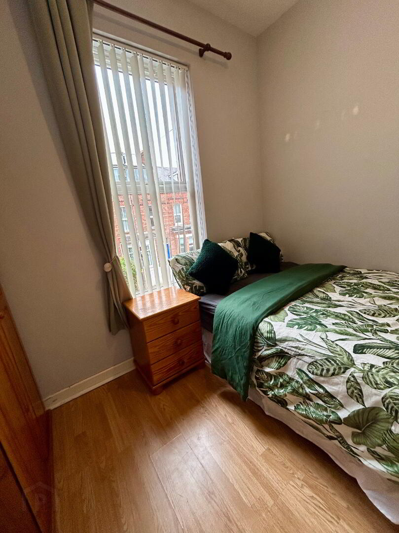 Westminster Street, Room 2 10 of 12