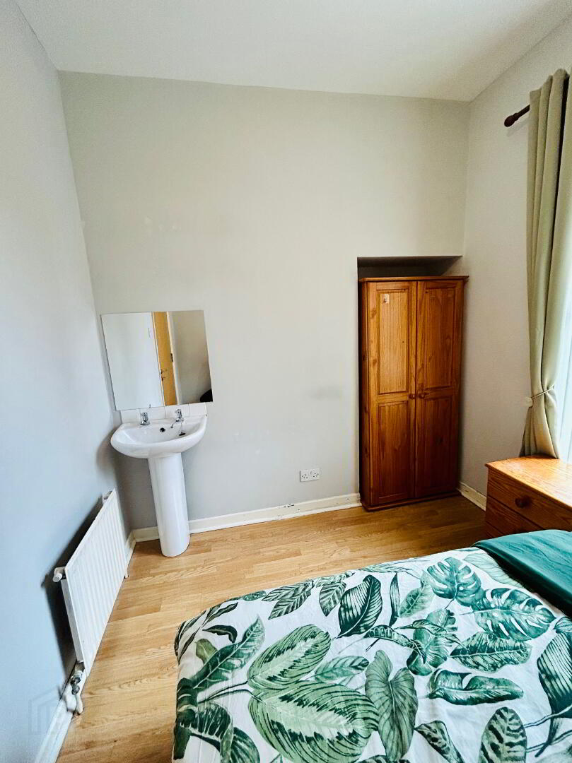 Westminster Street, Room 2 9 of 12