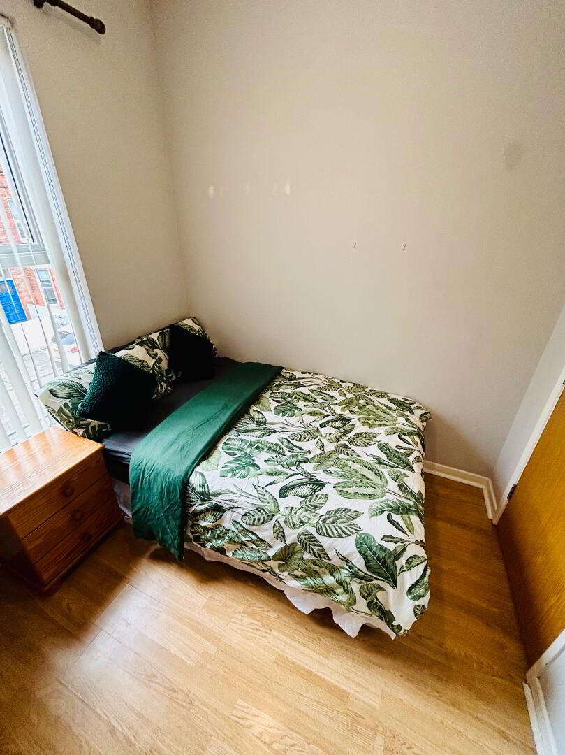 Westminster Street, Room 2 6 of 12