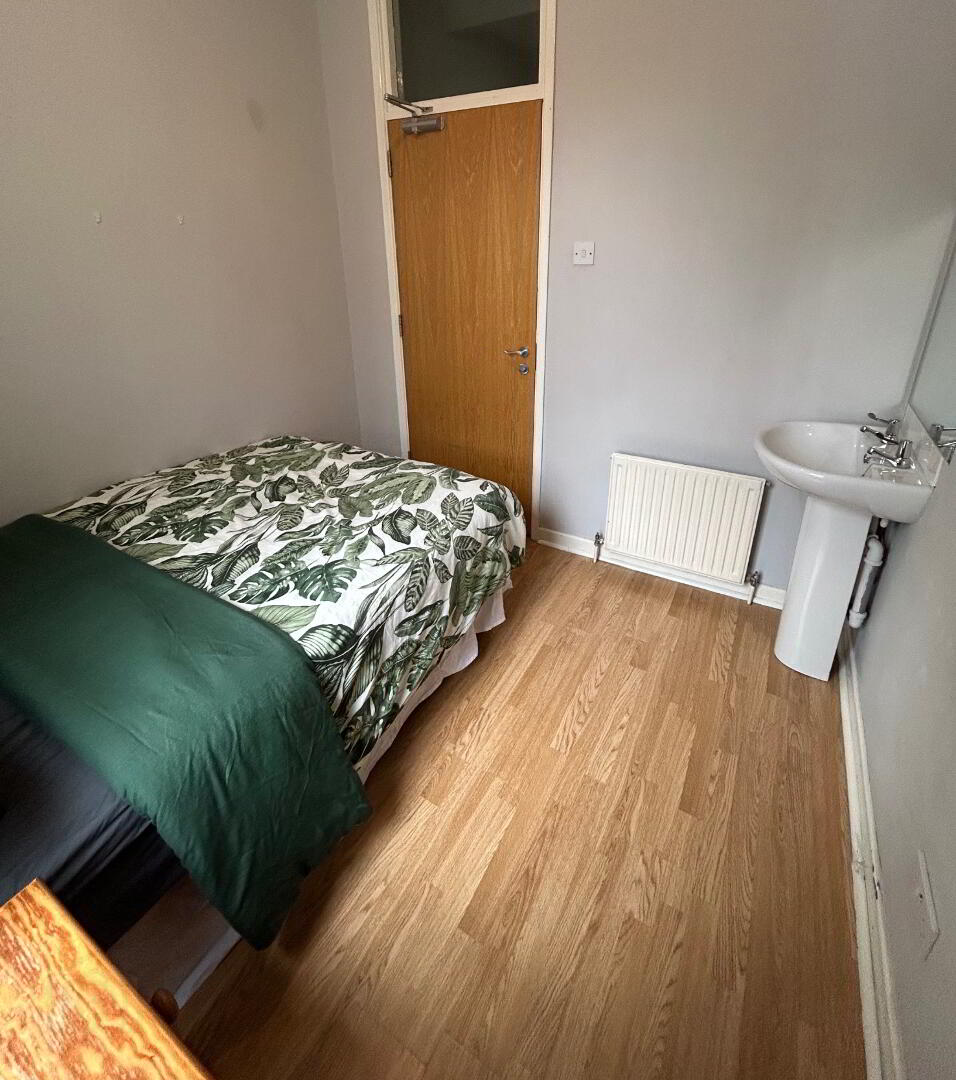 Westminster Street, Room 2 8 of 12