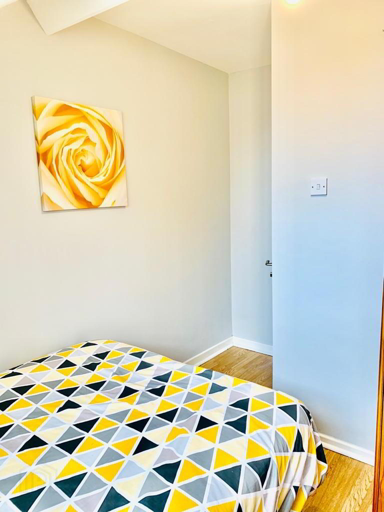 Westminster Street, Room 5 4 of 10