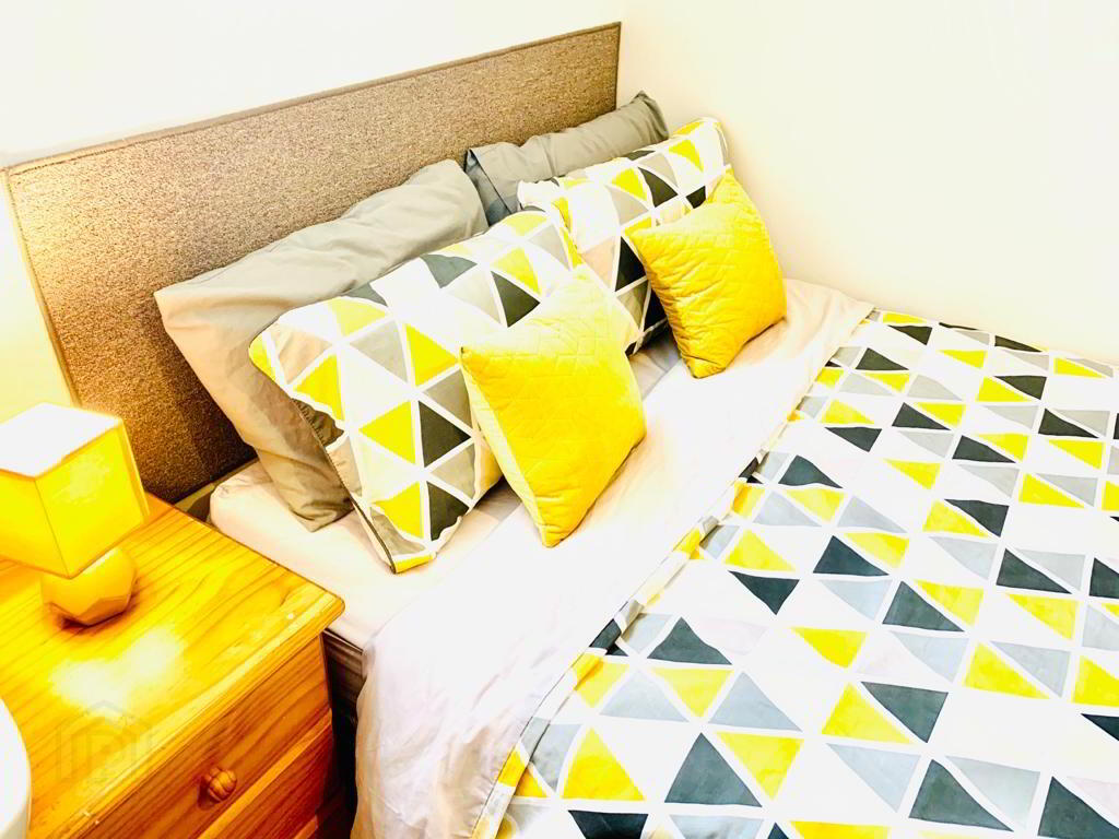 Westminster Street, Room 5 3 of 10
