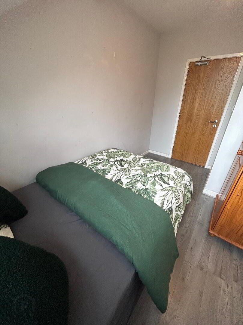 Westminster Street, Room 5 6 of 10