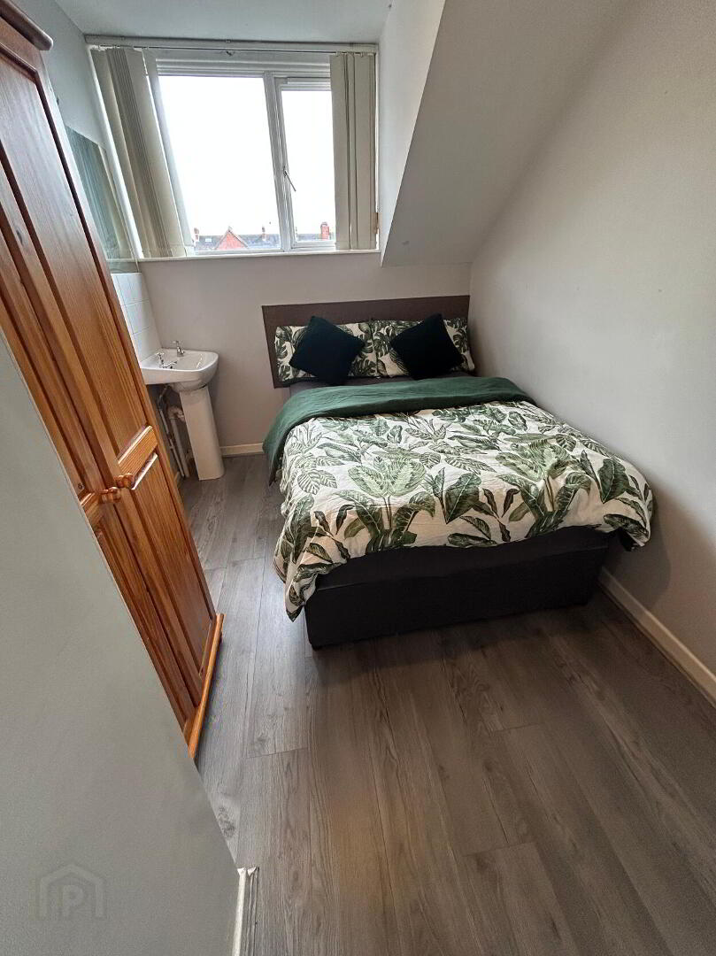 Westminster Street, Room 5 7 of 10