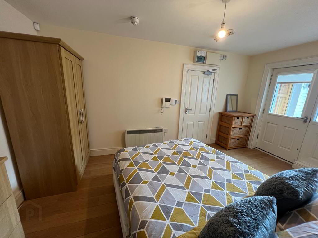 Lisburn Road, Room 1 5 of 12