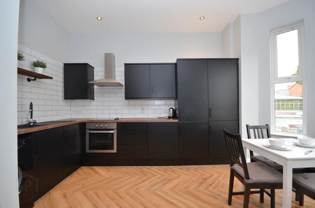 Apt 2, 110 Wellesley Avenue 3 of 9