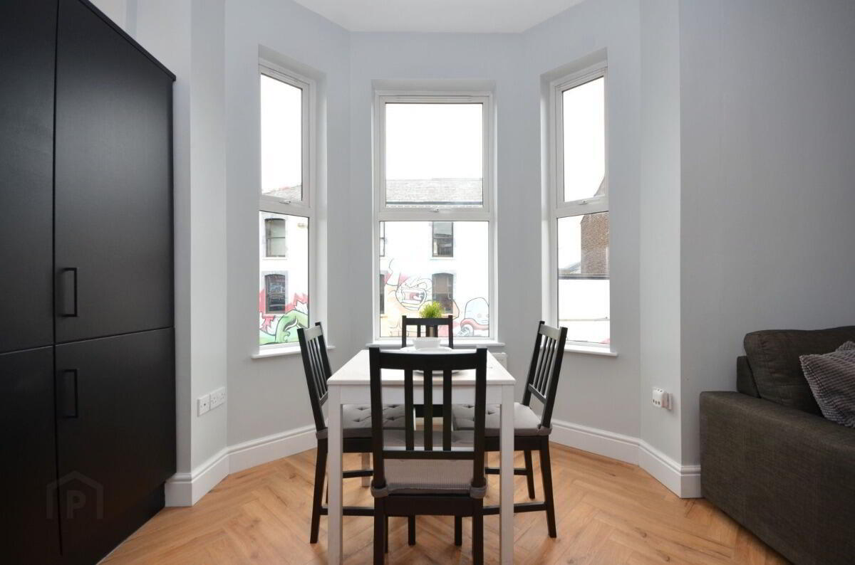 Apt 2, 110 Wellesley Avenue 5 of 9