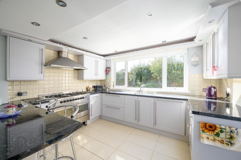 2 Leslie Hill Crescent 11 of 21