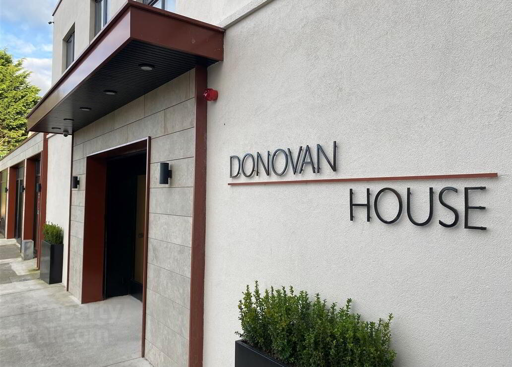 Donovan House, Longwalk