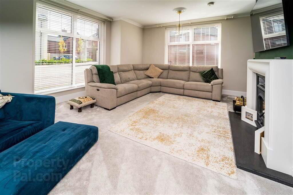 24 Fairfields Manor