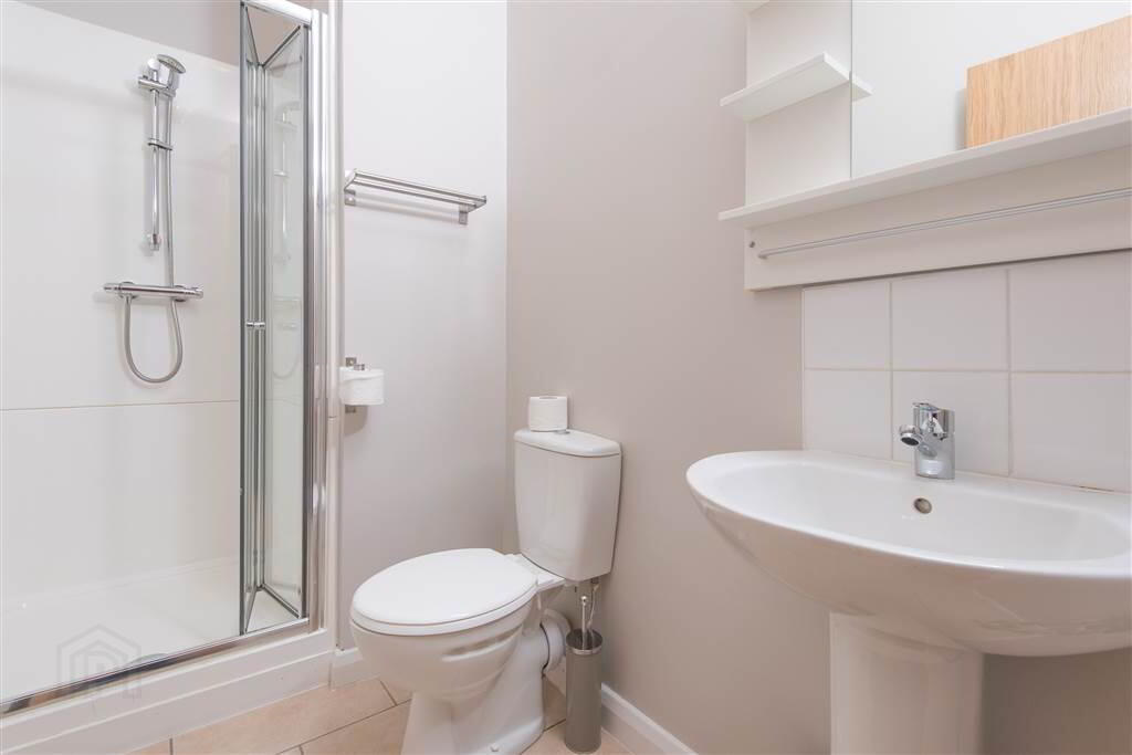 Apartment 6 90 University Street 4 of 8