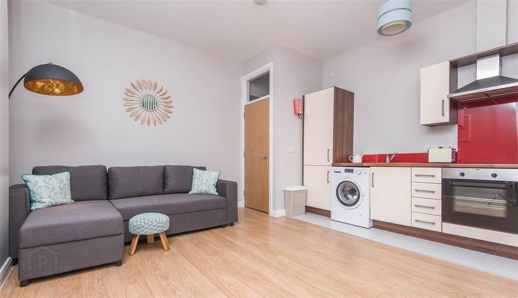 Apartment 6 90 University Street 7 of 8