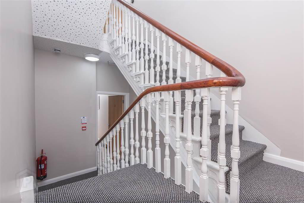 Apartment 6 90 University Street 8 of 8