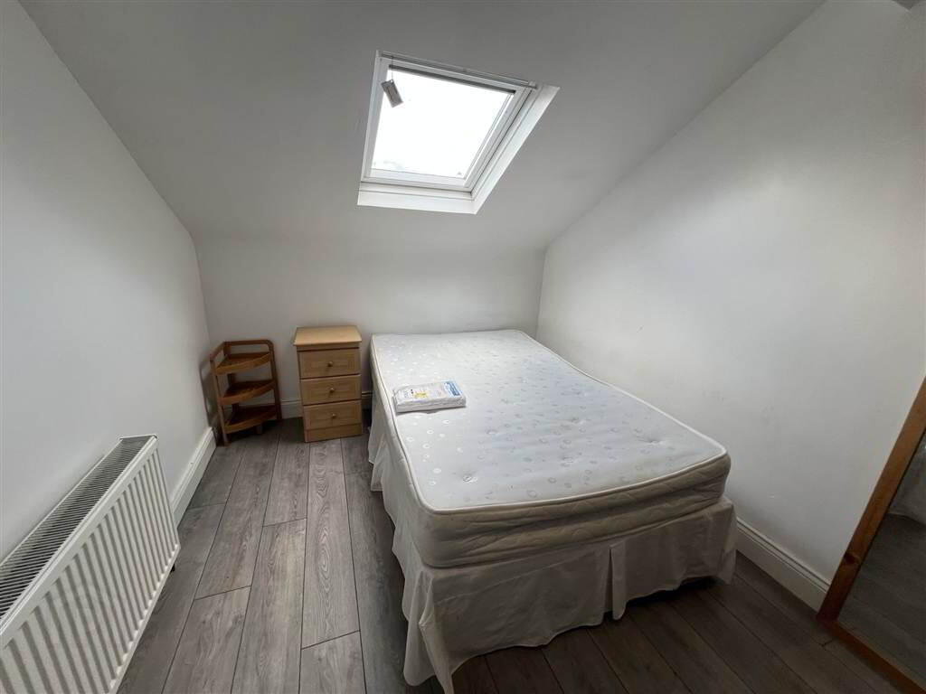 Flat 2, 4 Fitzroy Avenue 6 of 7