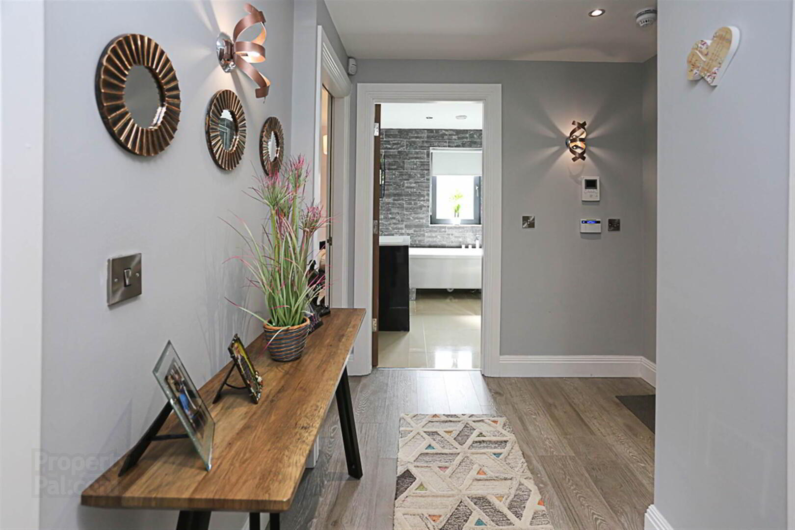 Apt 4, 15 Priory Park 6 of 18