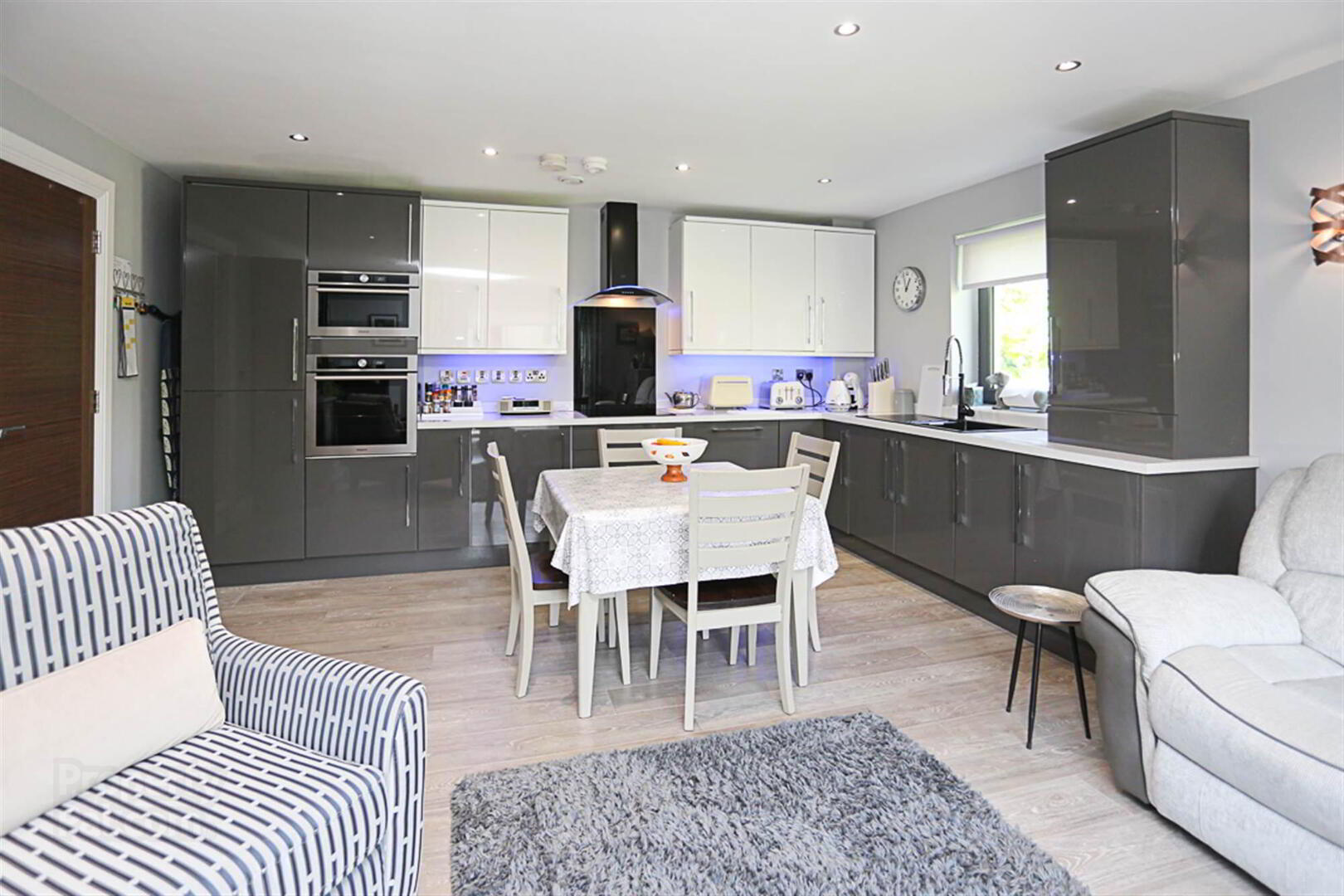 Apt 4, 15 Priory Park 11 of 18