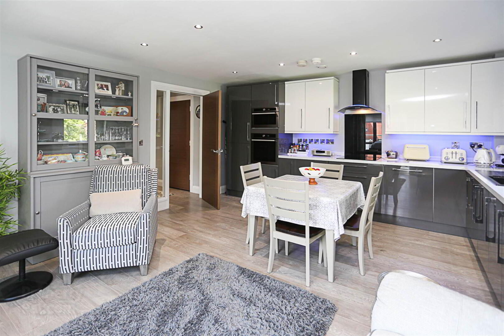 Apt 4, 15 Priory Park 8 of 18