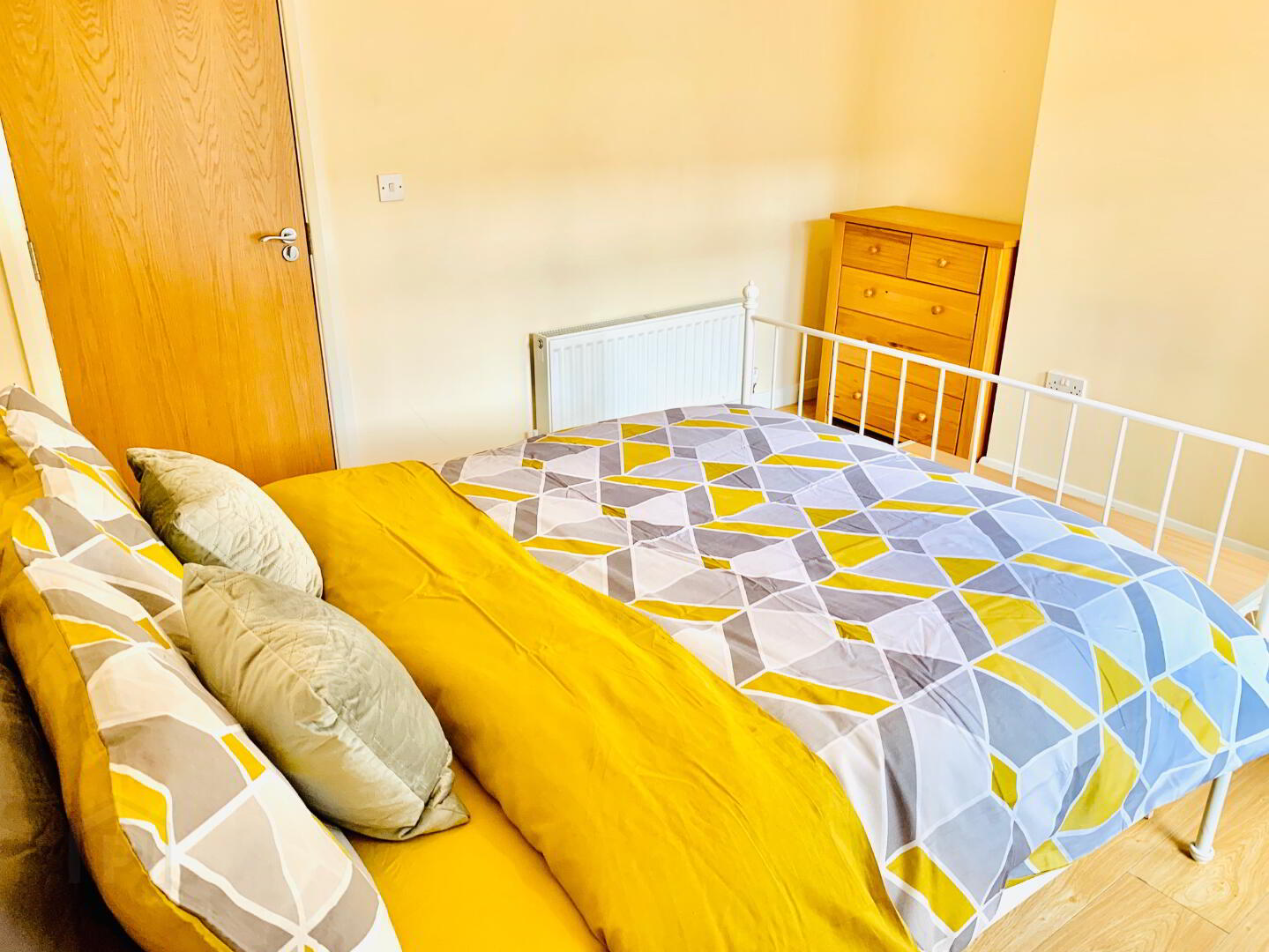 Balfour Avenue, Room 3 6 of 8