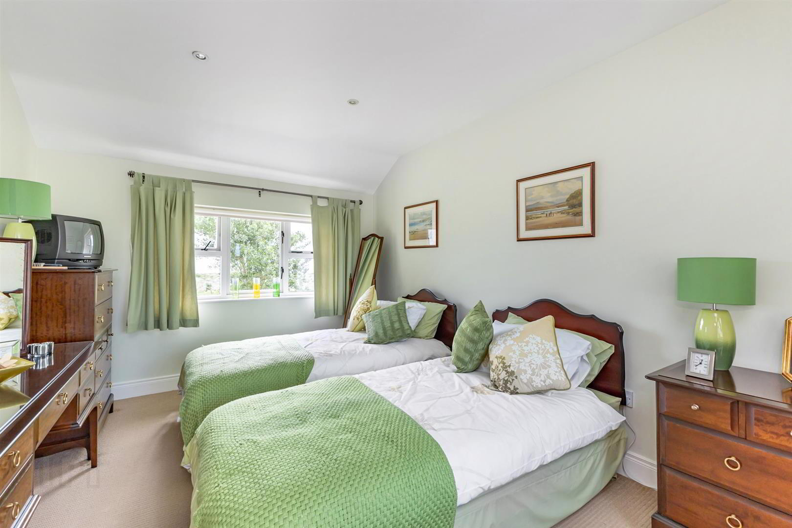 152 Main Road 22 of 28